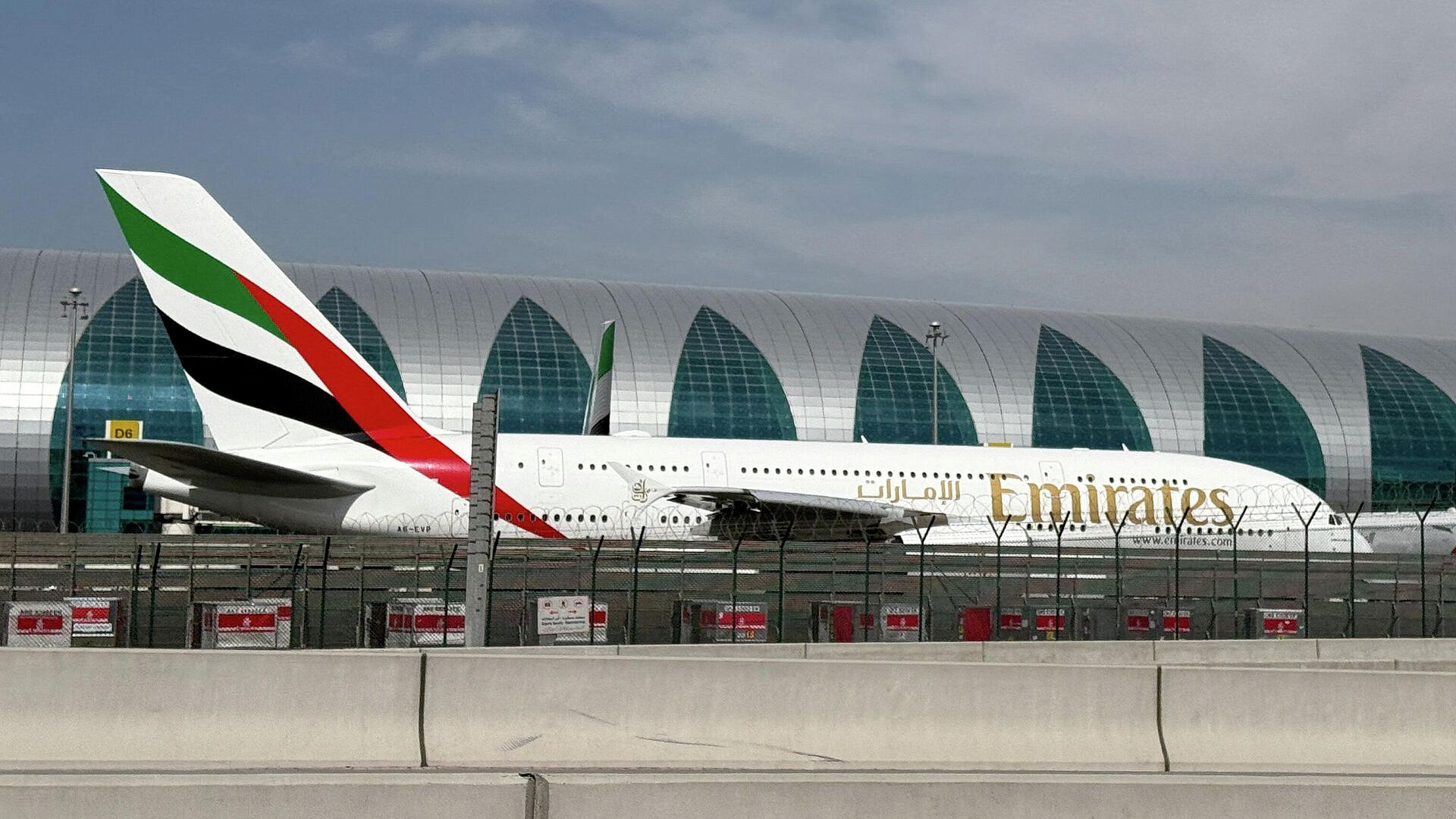 Туристка из Петербурга рассказала, как россияне в Дубае стоят за билетами