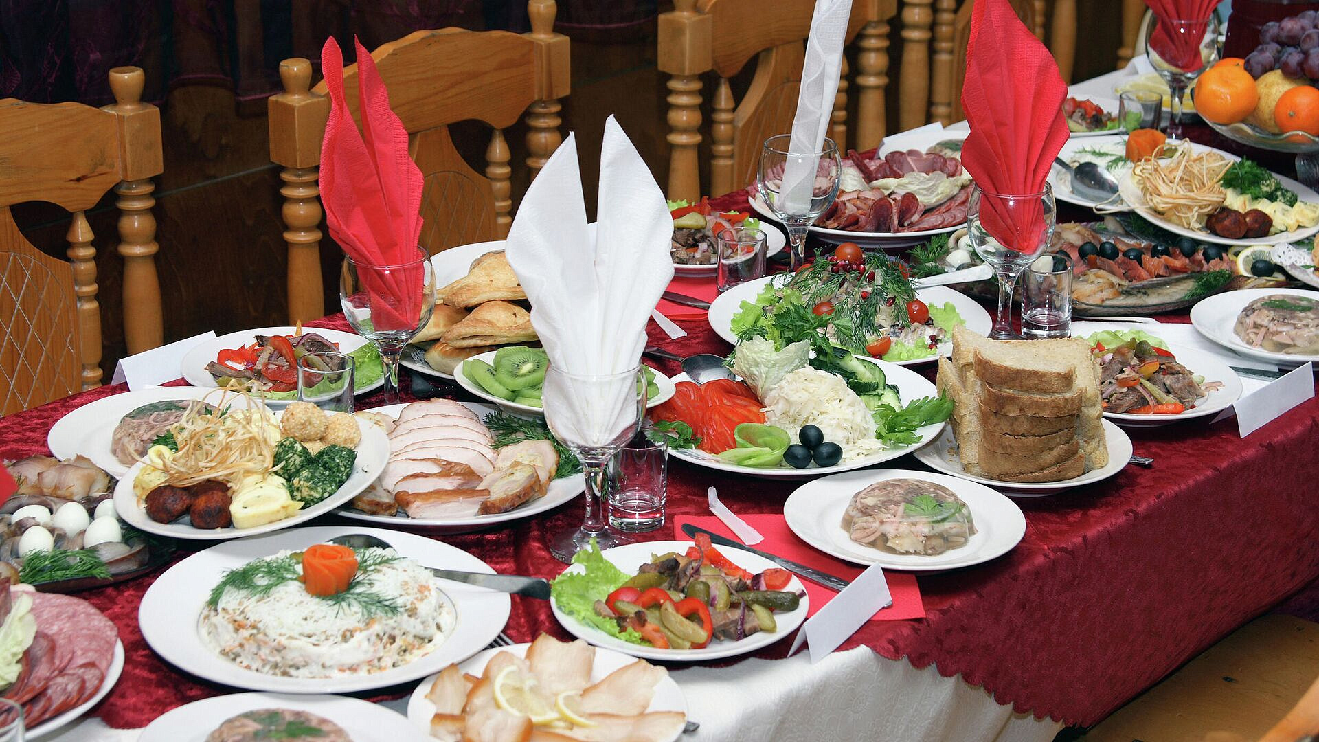 Мурашко посоветовал россиянам в новогоднюю ночь не переедать