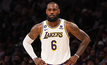 Овечкин посетил матч НБА с Леброном Джеймсом и подарил ему свой свитер