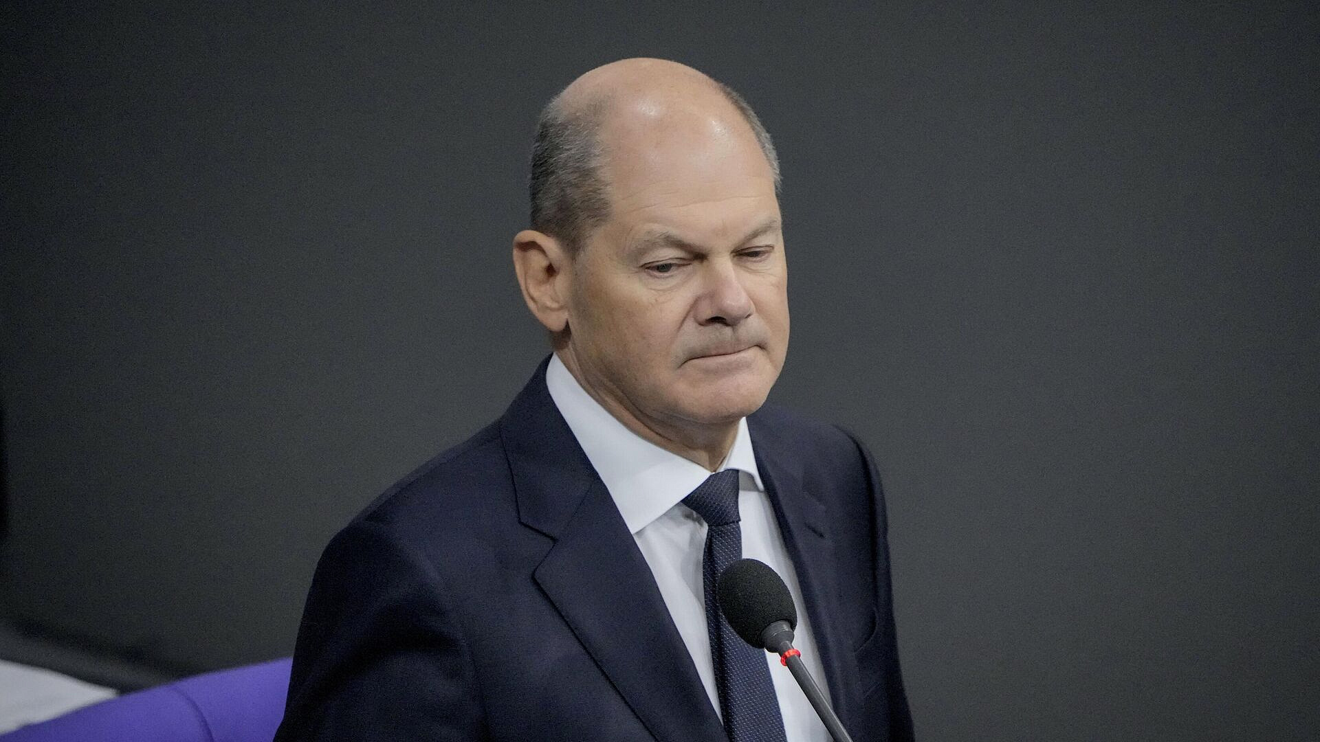 Шольц призвал положить конец наращиванию вооружения на Украине