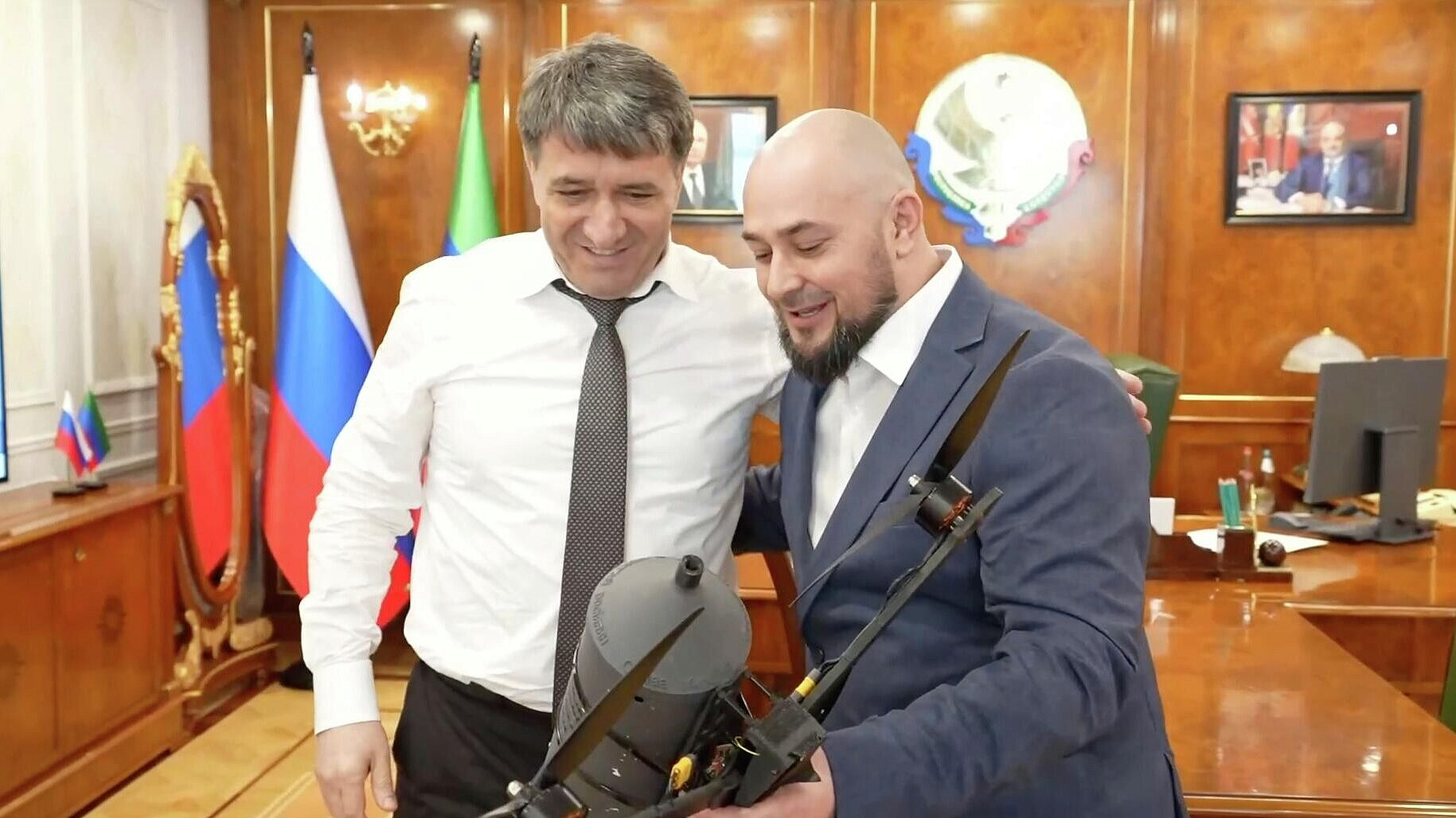 Мэр Махачкалы получил в подарок сбитый в зоне СВО беспилотник