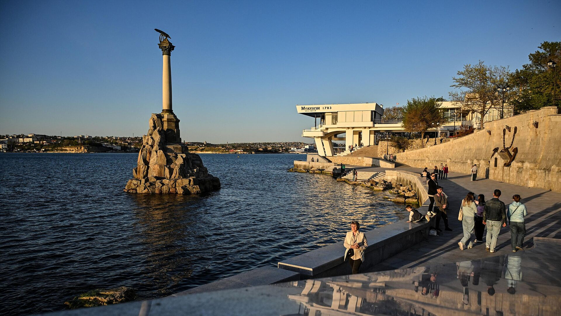 Украинские переселенцы провели в Крыму флешмоб ко Дню России