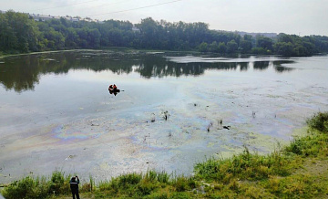 В Челябинске на реке Миасс обнаружили нефтяное пятно