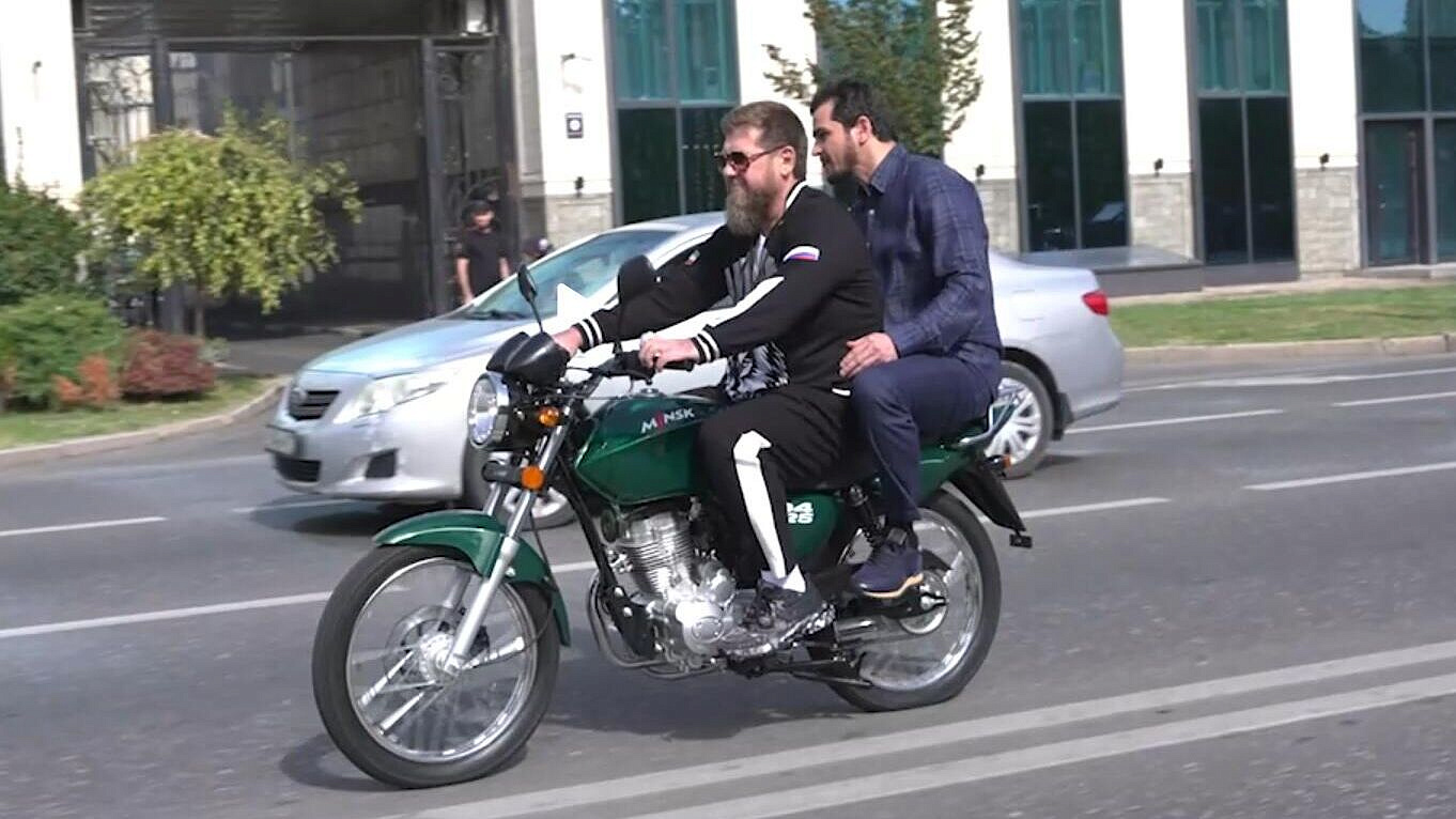 Кадыров проехал по Грозному на мотоцикле Minsk
