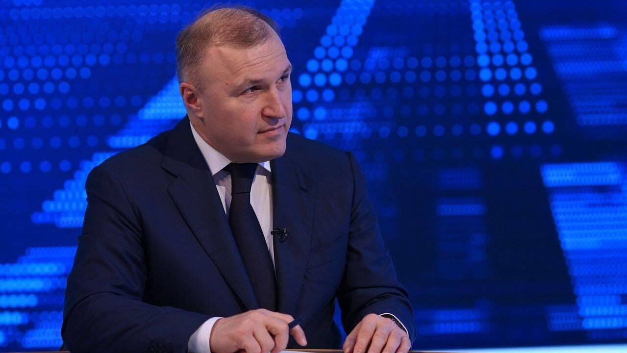 Кумпилов обсудил вопросы исполнения работ по капитальному строительству