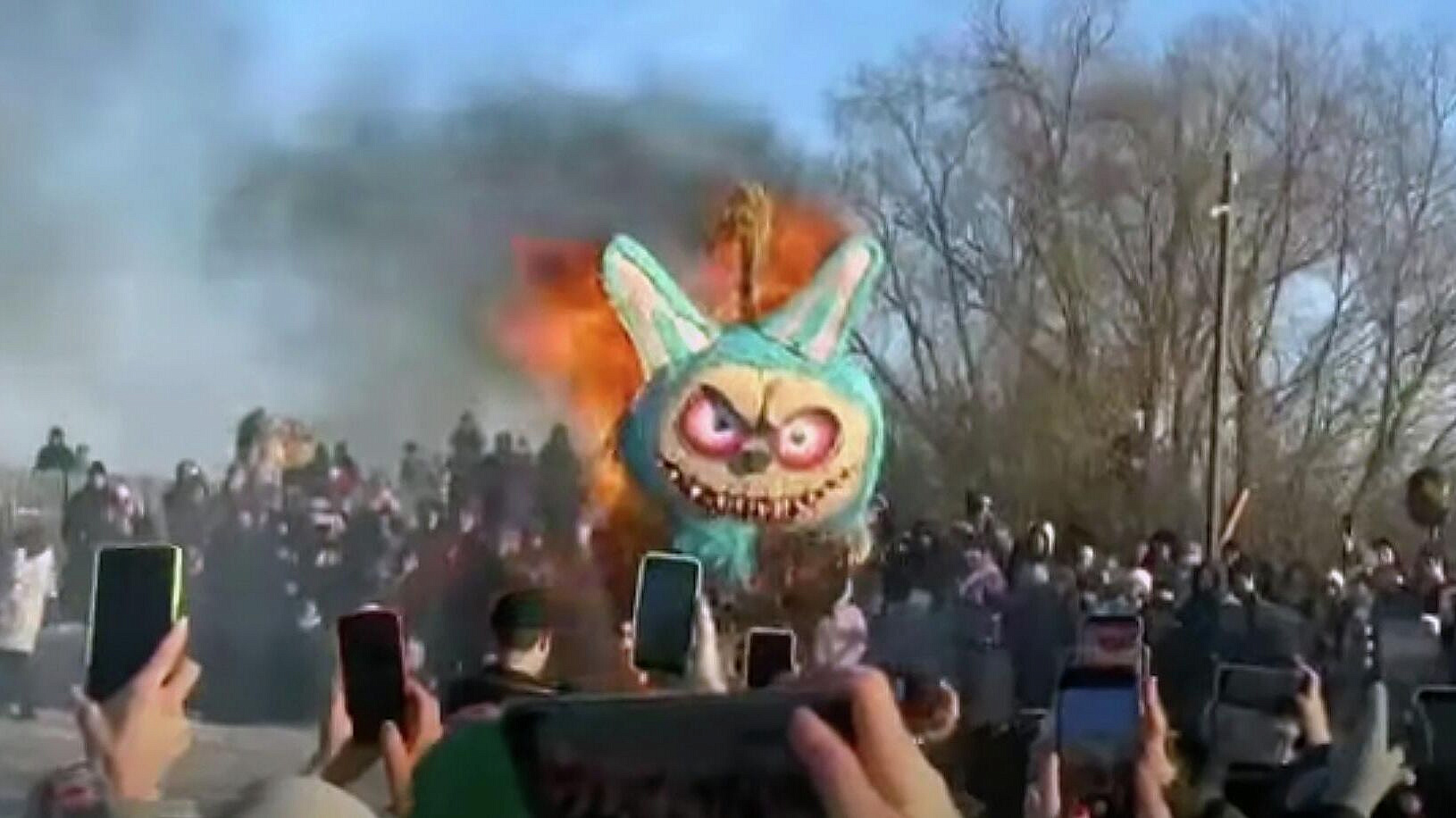 В Липецкой области на Масленицу сожгли чучело Лабубу