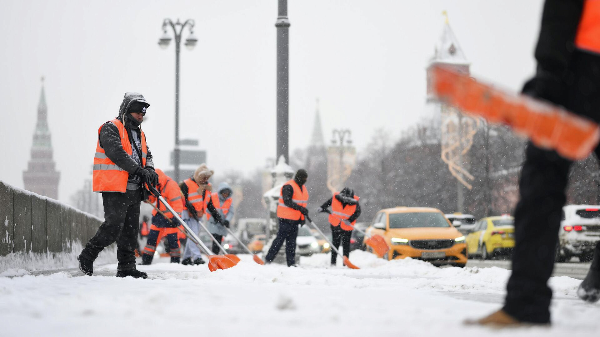 В Москве круглосуточно ликвидируют последствия снегопада