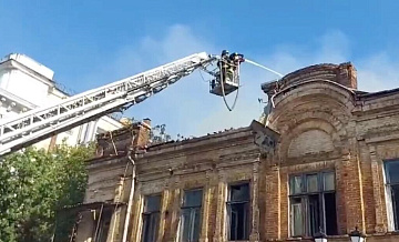 В центре Ростова-на-Дону потушили открытый огонь в старинном доме