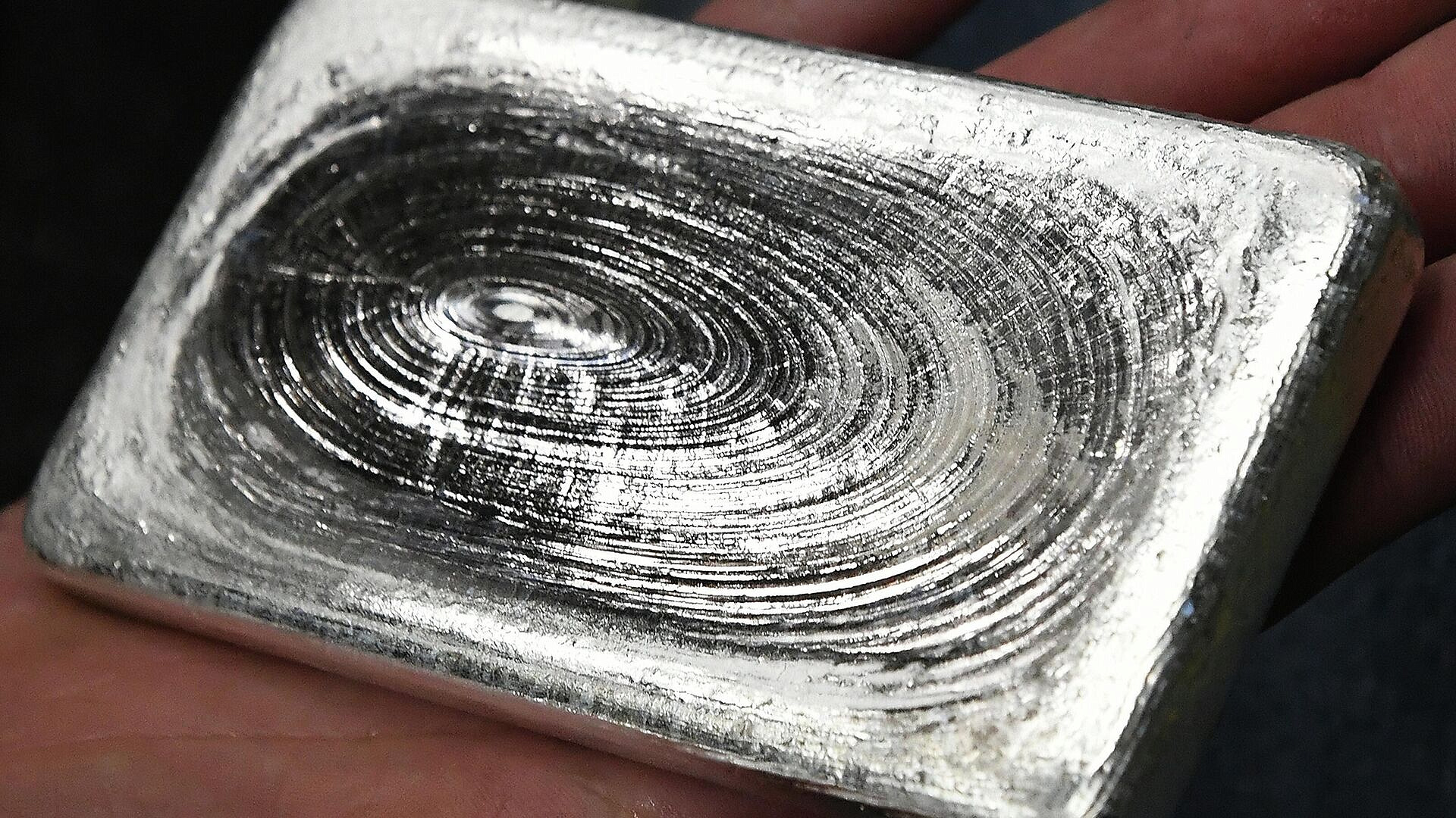 Цена серебра ускорила падение до 20%