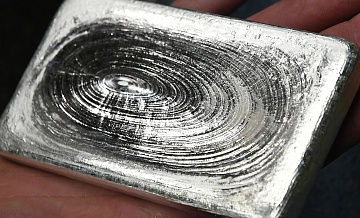 Цена серебра ускорила падение до 20%