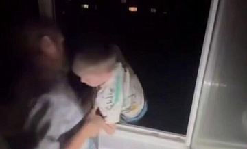 В Воронеже мужчина устроил ребенку экстремальный аттракцион