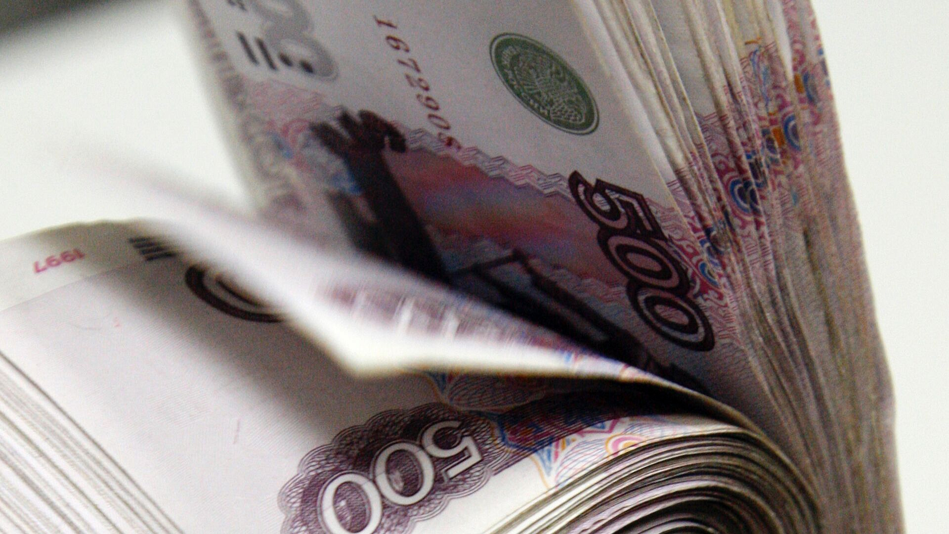 Россияне рассказали, сколько средств они держат под подушкой