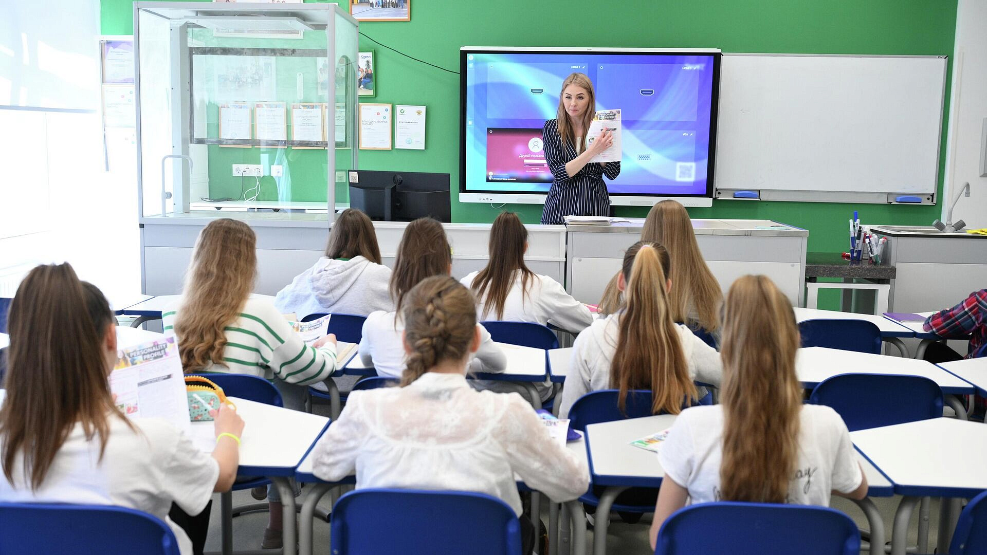 Минпросвещения определило нагрузку на школьников старших классов
