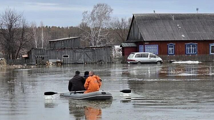 В Алтайском крае после паводка  разворачивают дамбы длиной около 400 метров