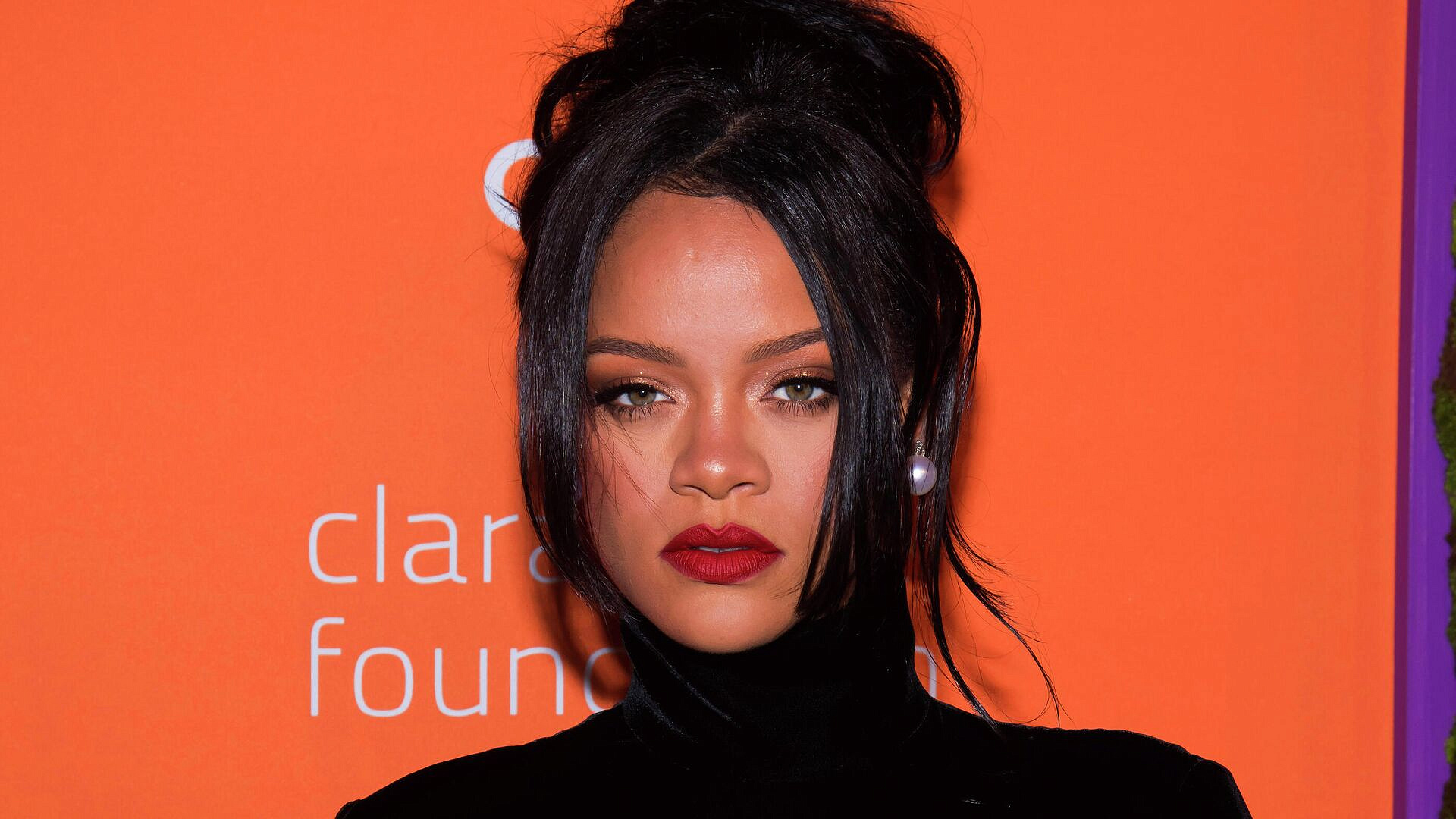 СМИ: неизвестная обстреляла дом певицы Рианны в Беверли-Хиллз