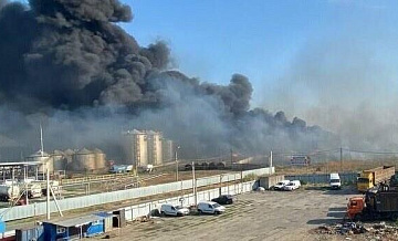 В Ростовской области направили пожарный поезд к месту возгорания на складе