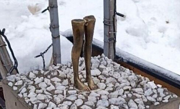 В Кирове сломали фигурку Кикиморы, оставив только ноги