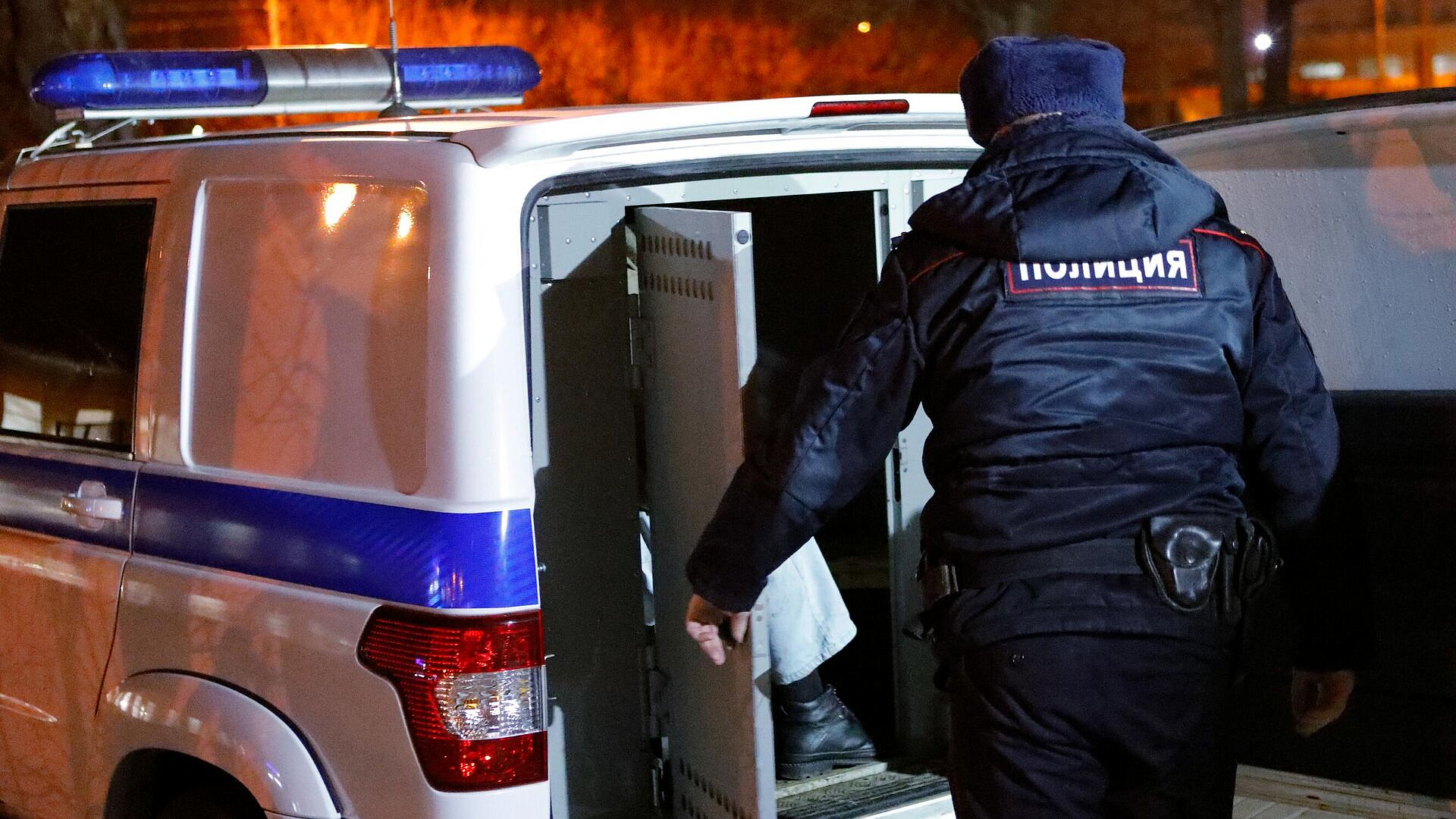 Девочка, ставшая жертвой мошенников, пыталась отвлечь мать по их указке