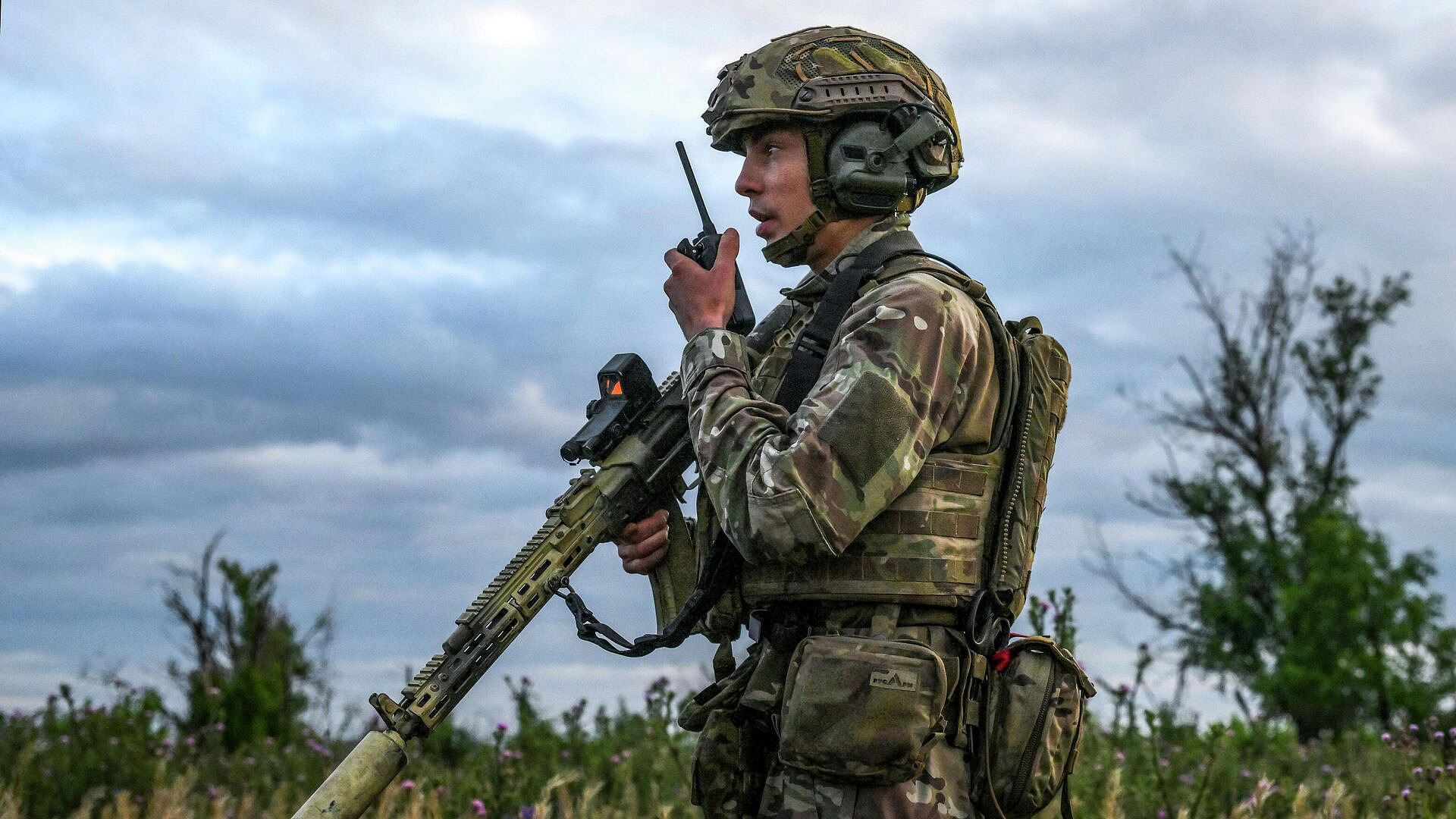 Российский мехвод под ударами дронов доставил десант к точке штурма