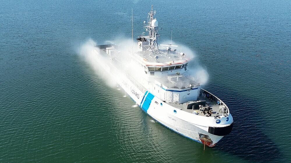 Экипажу задержанного в Финляндии танкера доставят воду и продукты питания