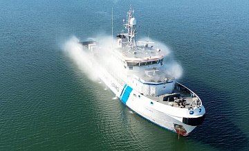 Экипажу задержанного в Финляндии танкера доставят воду и продукты питания