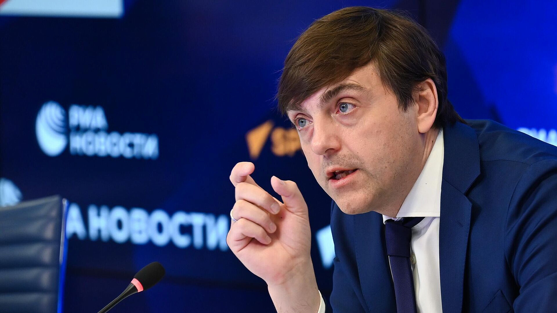 Кравцов рассказал о разработке учебников по химии, физике и биологии