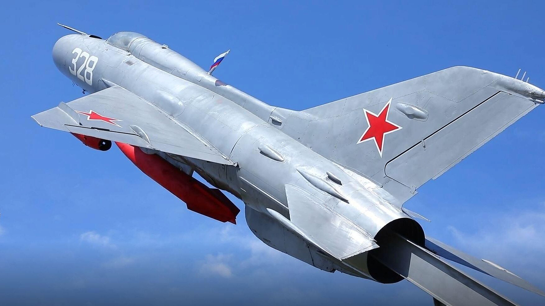 Десантники восстановили в Херсонской области самолет-памятник МиГ-21