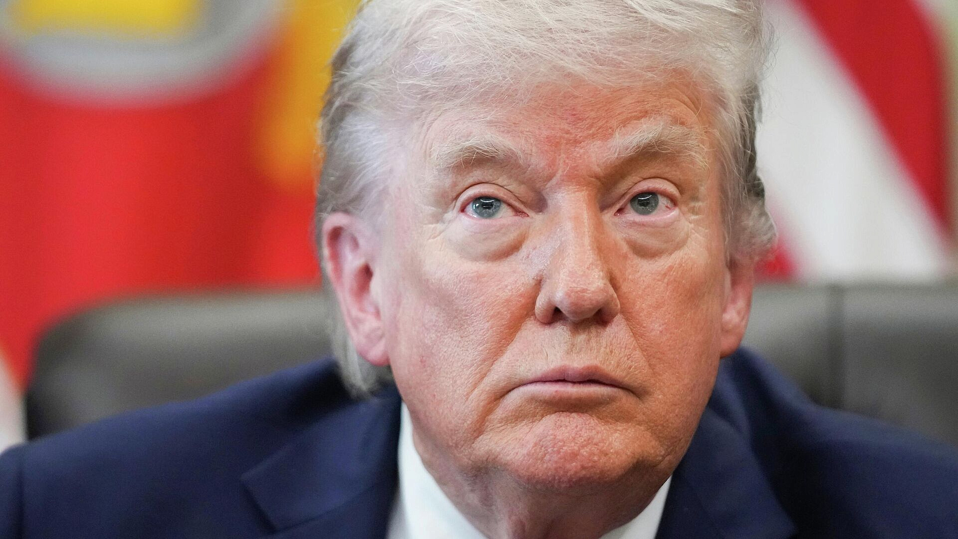 СМИ: Минюст США предъявил обвинения экс-главе ФБР за фото угрозой Трампу