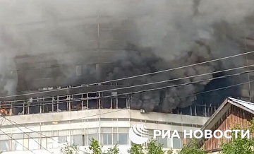 В Подмосковье увеличилась площадь пожара в горящем здании НИИ "Платан"