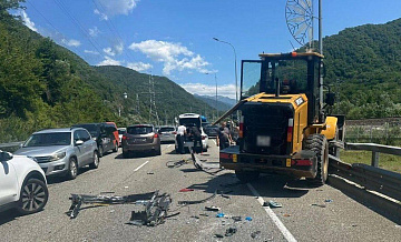 В Сочи возбудили дело после ДТП с автобусом и трактором