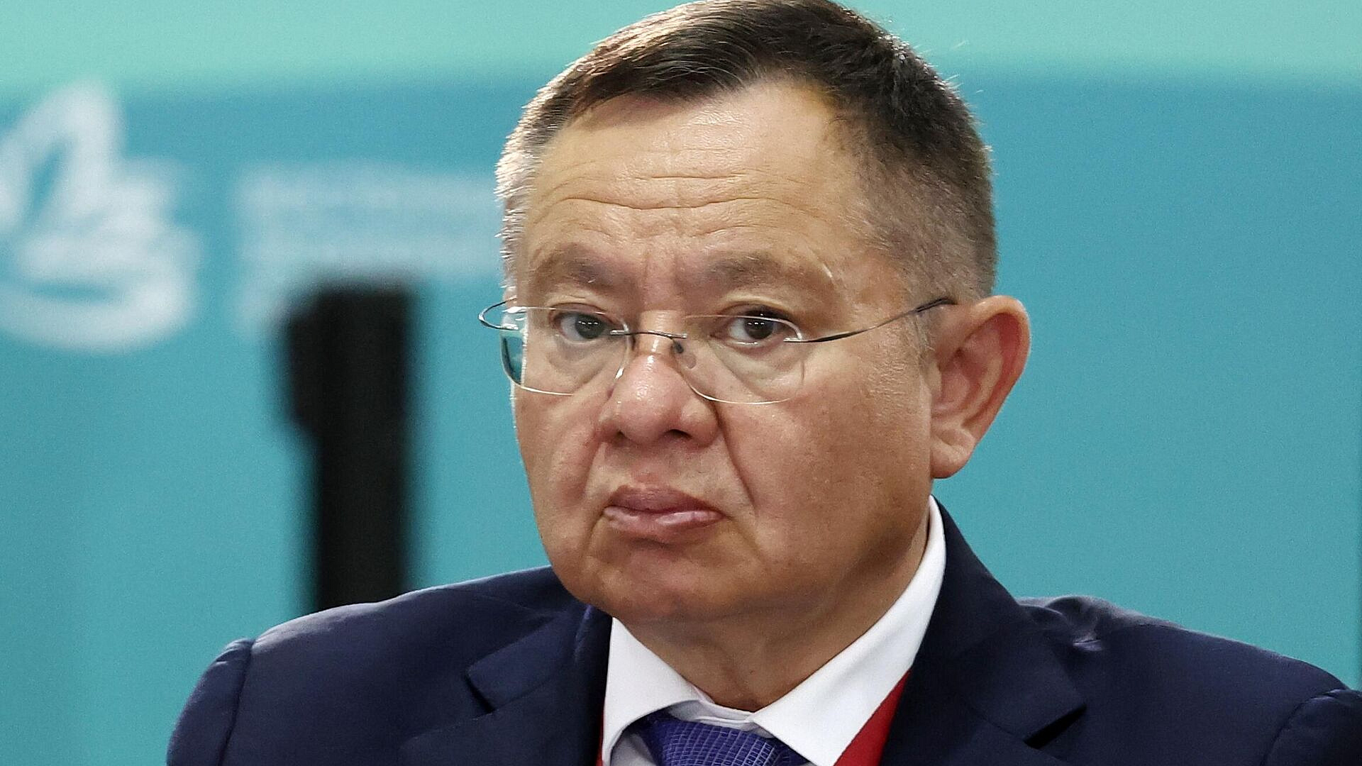 Володин призвал главу Минстроя бросить курить