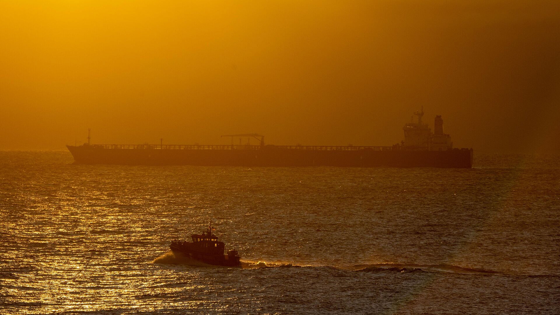 Три танкера повредили взрывами в Средиземном море за месяц