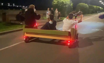 В Красноярске подростки устроили опасные заезды на диване