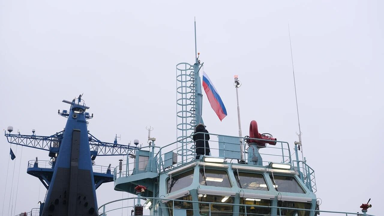 Путин поздравил участников церемонии подъема флага на ледоколе "Якутия"