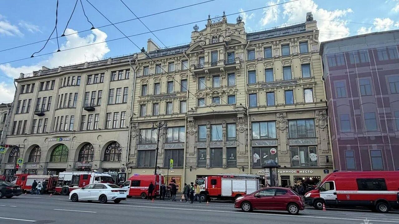 В Петербурге локализовали пожар в доме на Невском проспекте
