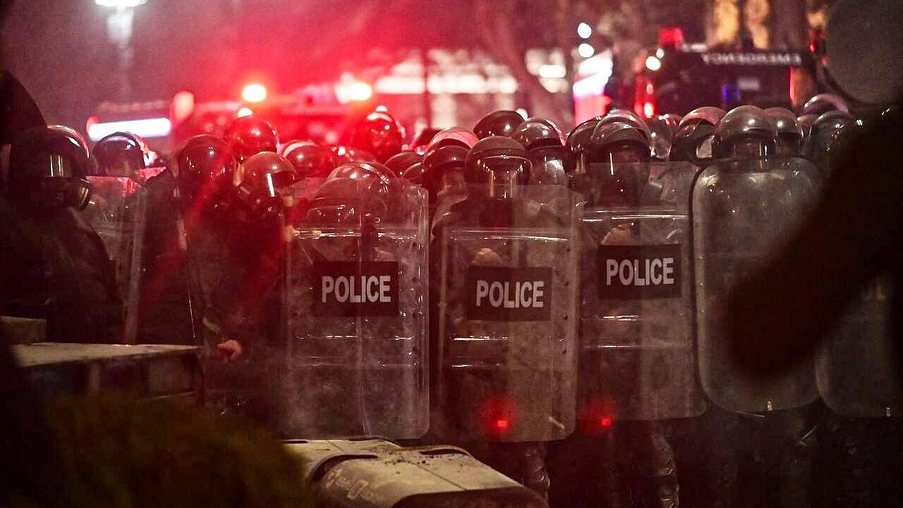 Спецназ вытеснил протестующих с проспекта перед парламентом Грузии