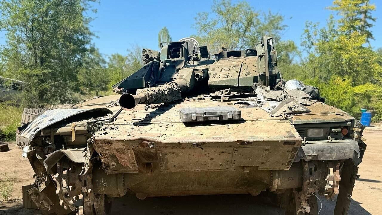 Военные показали подбитую трофейную украинскую БМП натовского образца