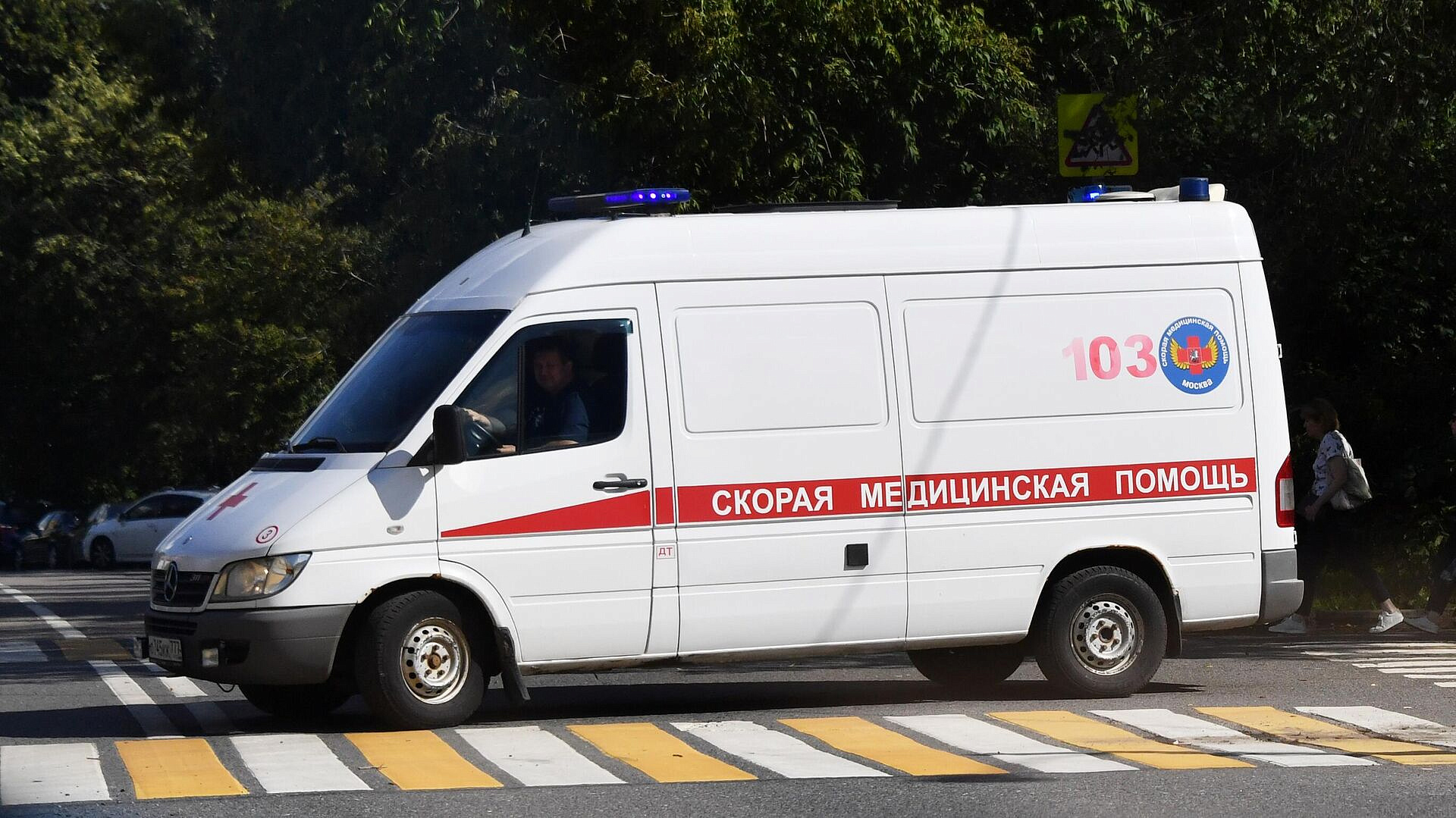 В Новгородской области легковушка съехала в реку В Новгородской области легковушка съехала в реку