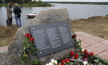 Полиция нашла вандала, исписавшего краской мемориал погибших хоккеистов