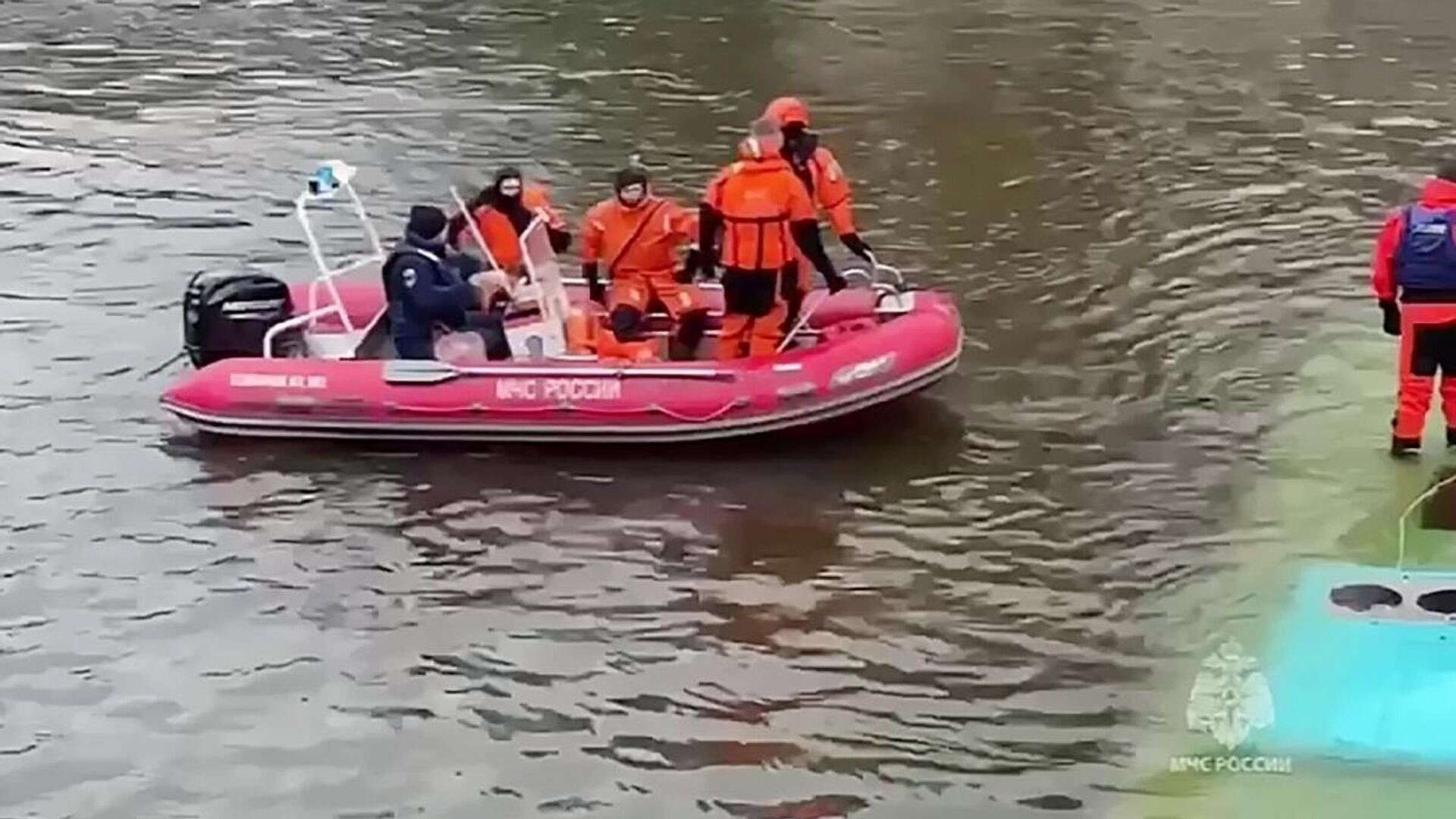 Компания рассказала о водителе автобуса, упавшего с моста в Петербурге