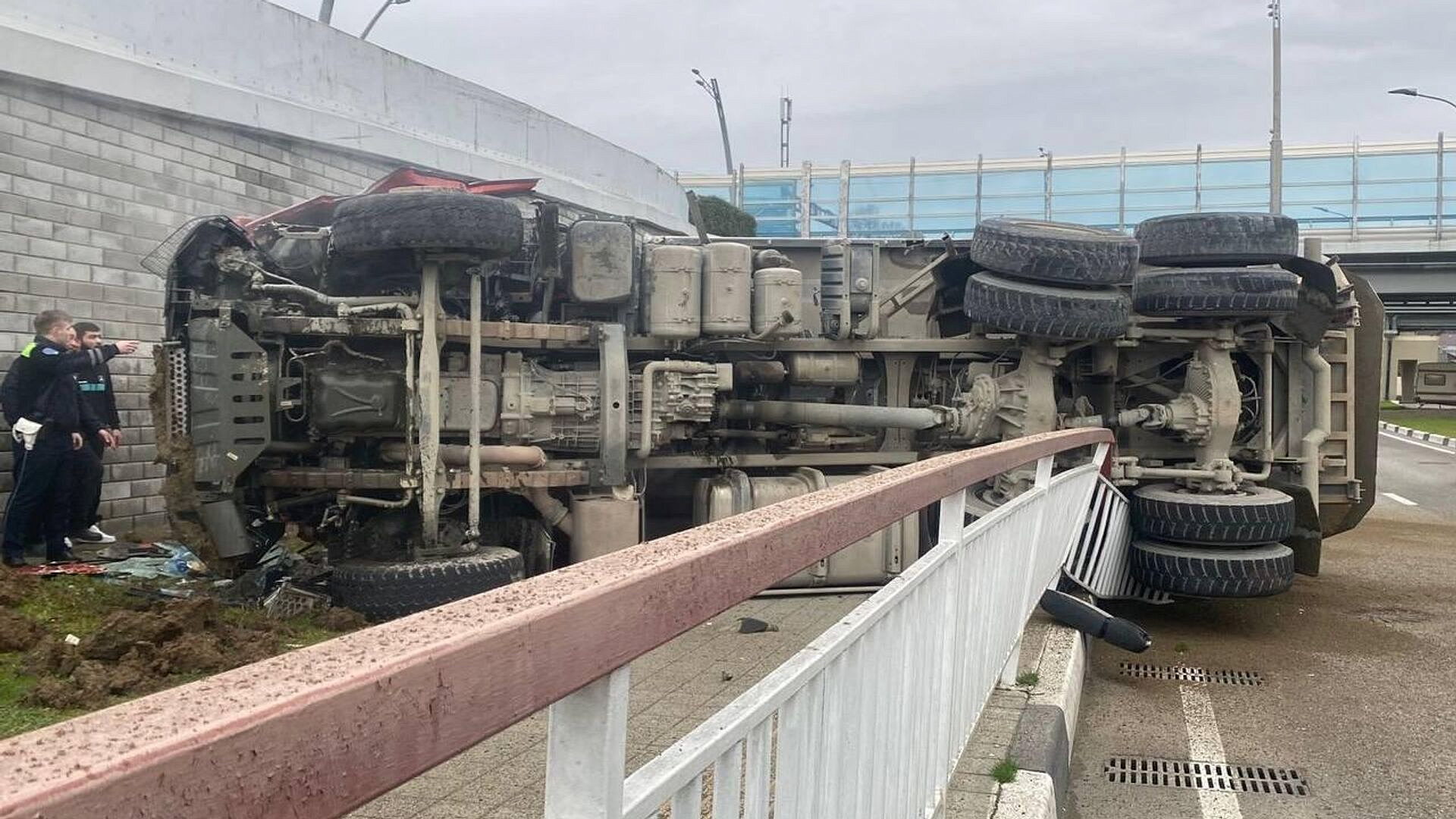 В Сочи груженый большегруз вылетел с трассы