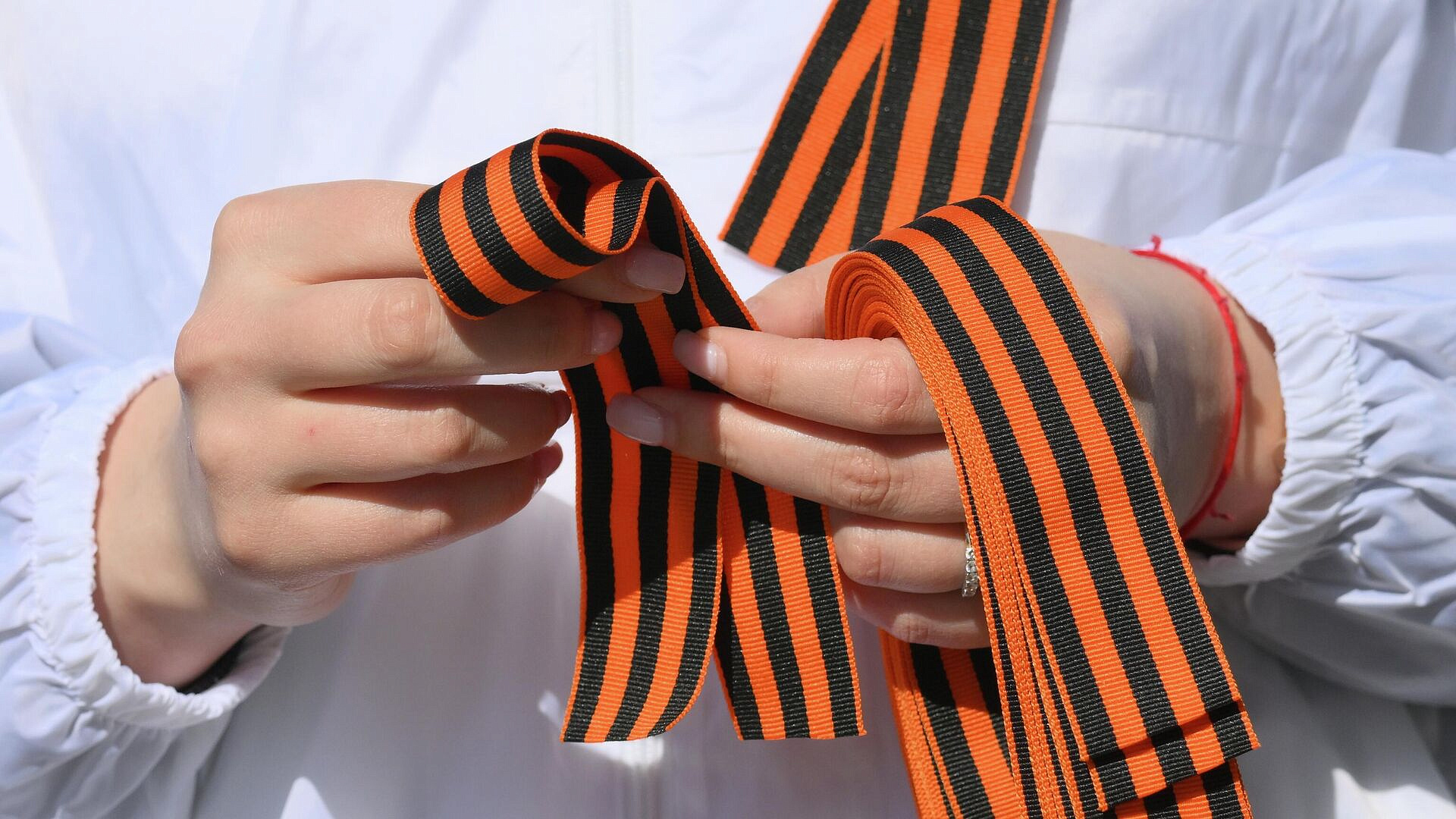 Более 35 тысяч георгиевских ленточек отправят в Русские дома за рубежом