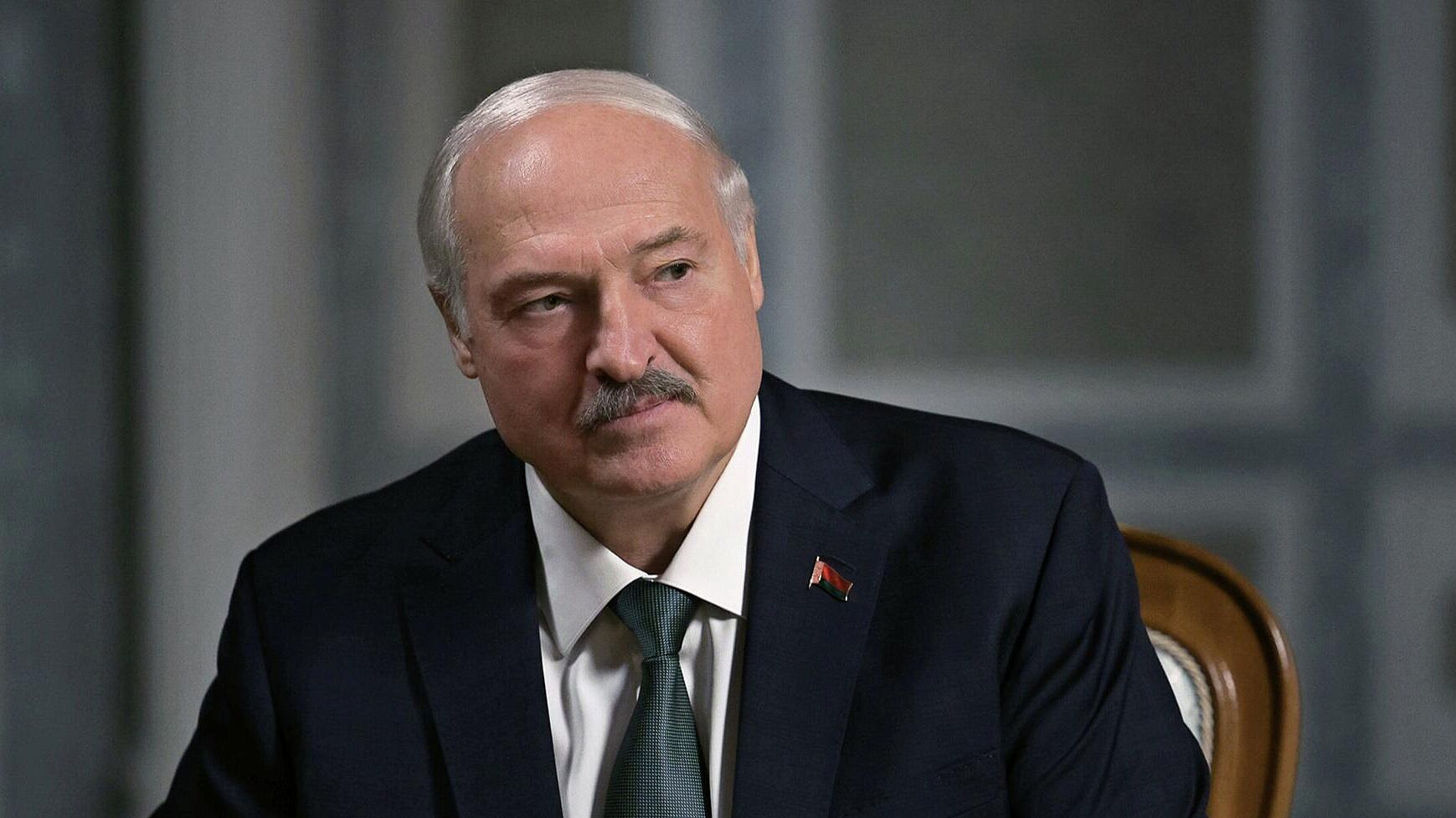 Лукашенко пошутил, вручая Мантурову оржен Дружбы Народов