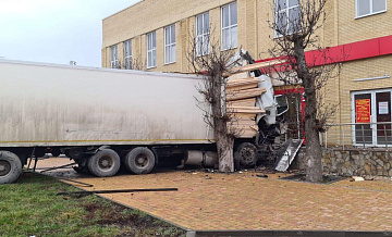 В Ставропольском крае фура въехала в супермаркет