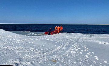 В Охотском море спасатели эвакуировали всех рыбаков, находившихся на льдине
