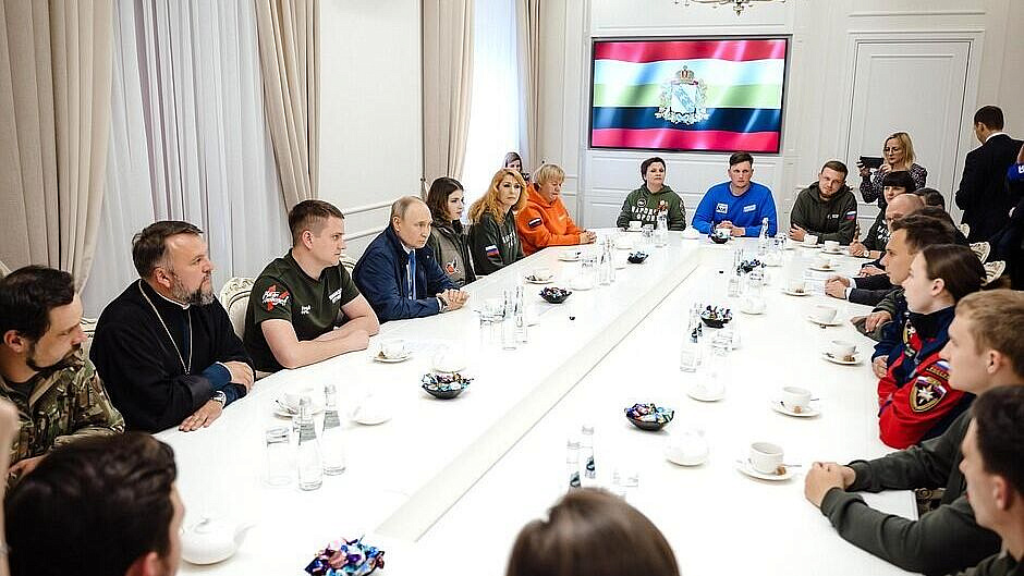 Во время испытаний единство народа проявляется особенно ярко, заявил Путин