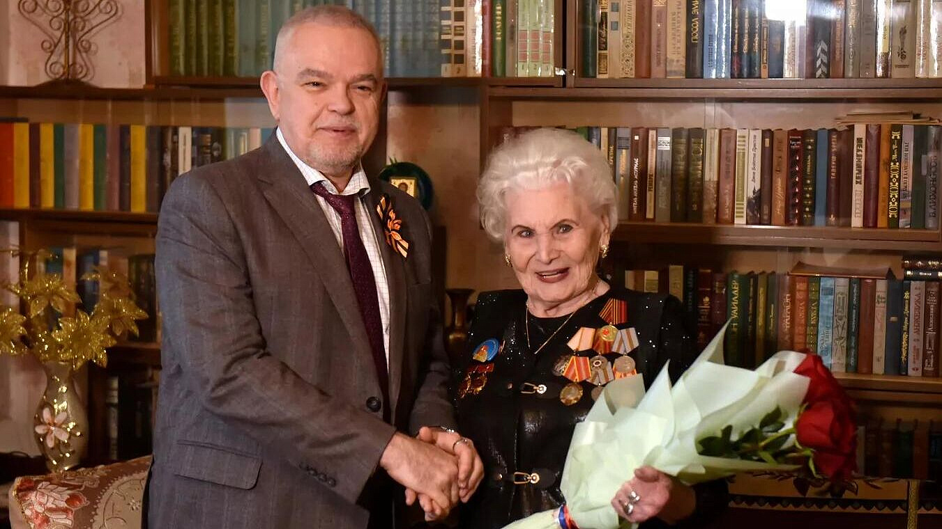 В Душанбе россиянкам-труженицам тыла вручили медали к 80-летию Победы