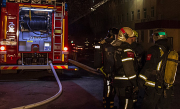 На востоке Москвы загорелось двухэтажное выселенное здание