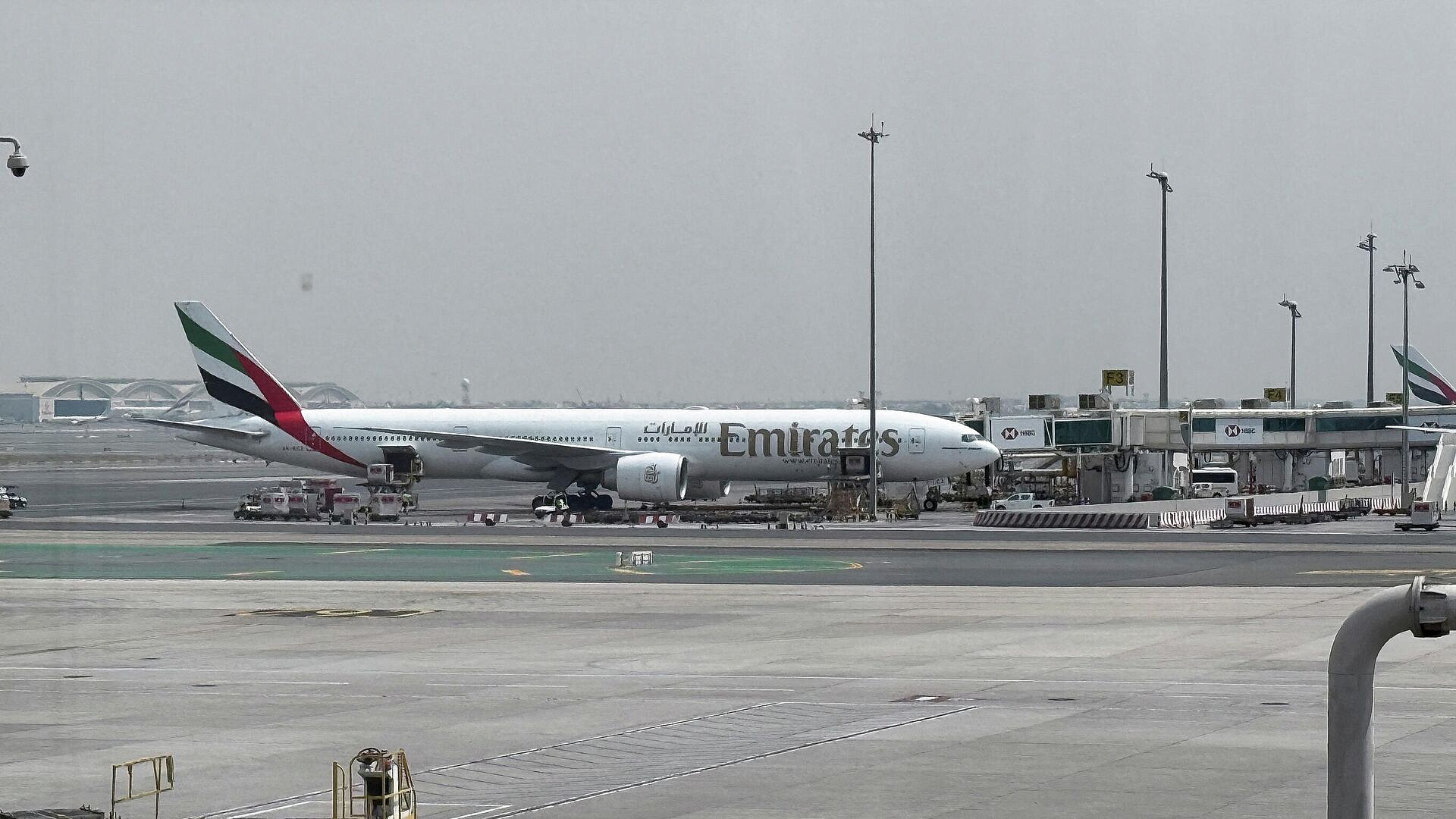 Полеты в аэропорт Дубая и из него восстанавливают после пожара