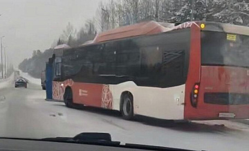 В Перми контейнер, выпавший из грузовика, влетел в автобус